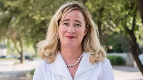Headshot of Dr. Mina Johnson-Glenberg